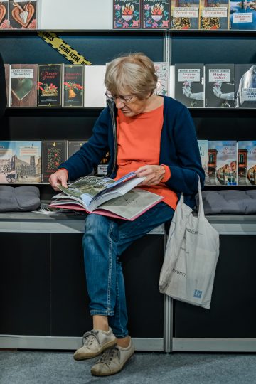 Lesende Besucherin auf der Buch Wien 23