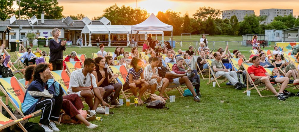 Kultursommer Publikum auf Wiese in Liegestühlen