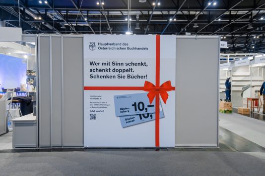 Grafikwand "Flexstoff" im Ausstellungsbereich